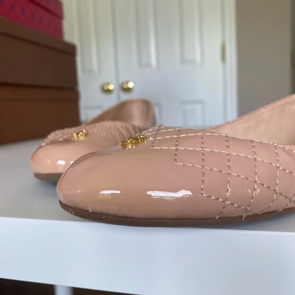 Good condition Tory Burch Kent Quilted Ballet Flat in Nude Patent 7.5 - Picture 4 of 7